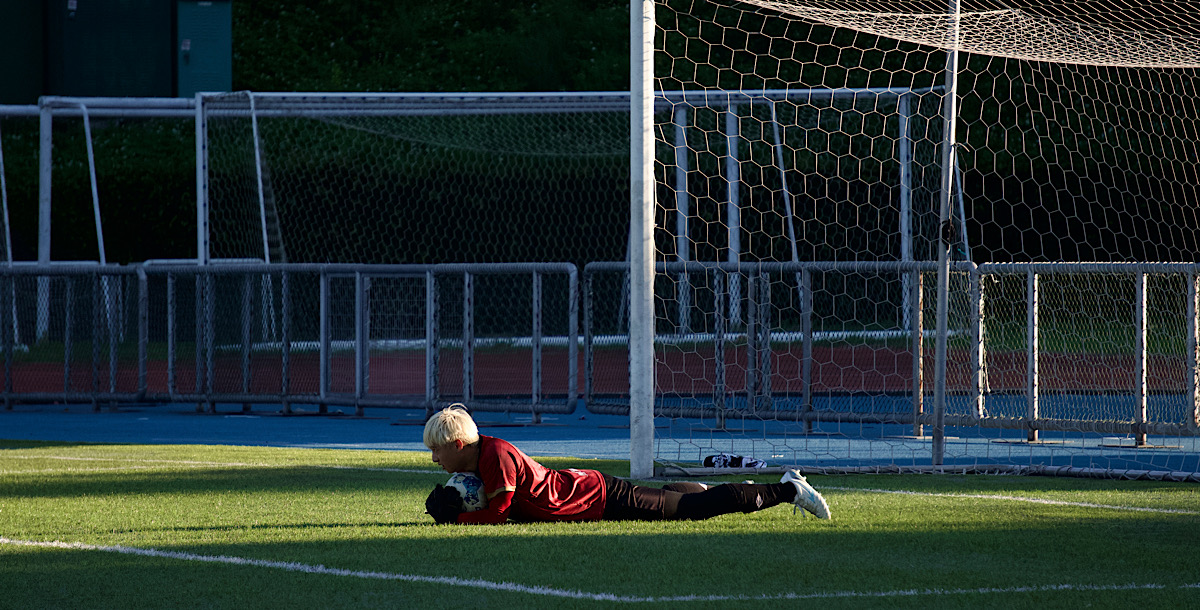 成大張育嘉撲倒抱球，多次化解門前危機。攝/孫千筑