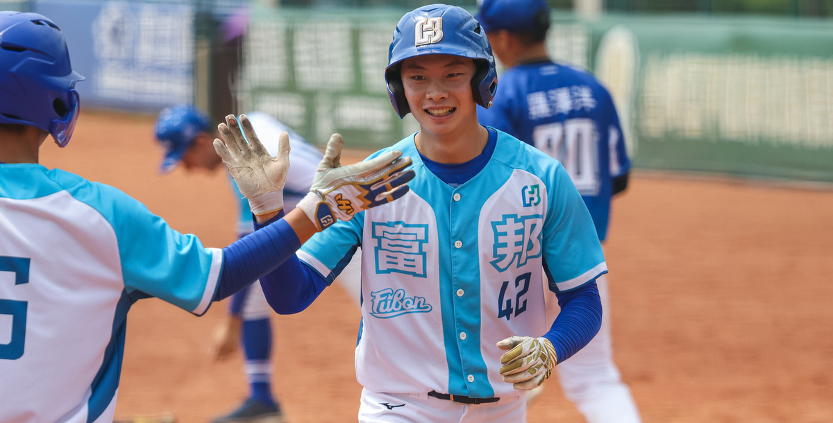 林承諳大學回到臺灣就讀,持續在場上發光發熱,此為林承諳擊出大學首轟。攝/林巧晨