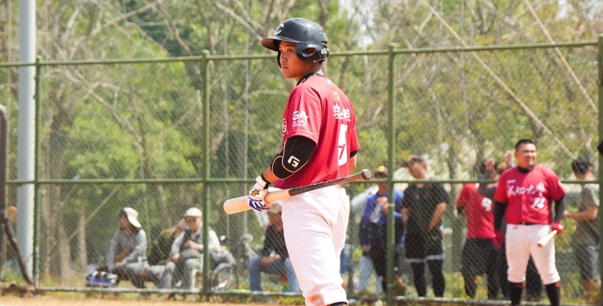 成大藉李裴峻的高飛犧牲打追平比數。攝/李昀潔