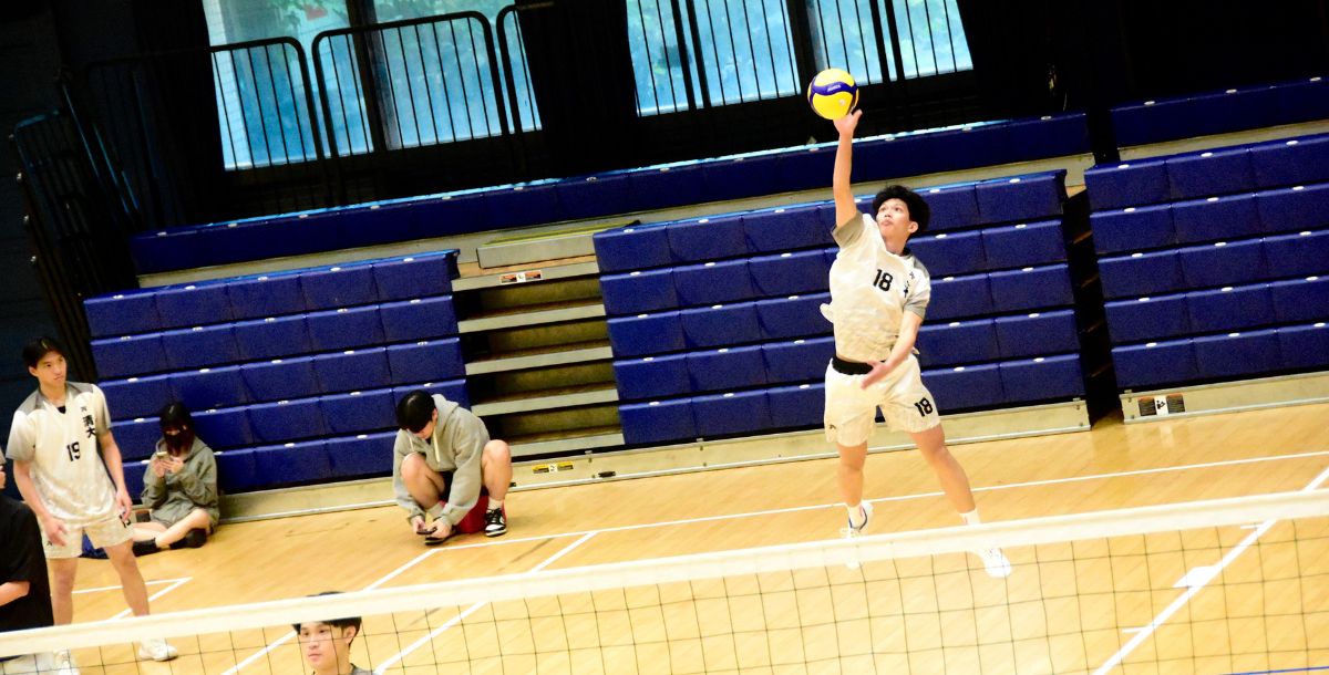 趙佐晨發球出手，清華穩定掌握節奏。攝/藍毓靜