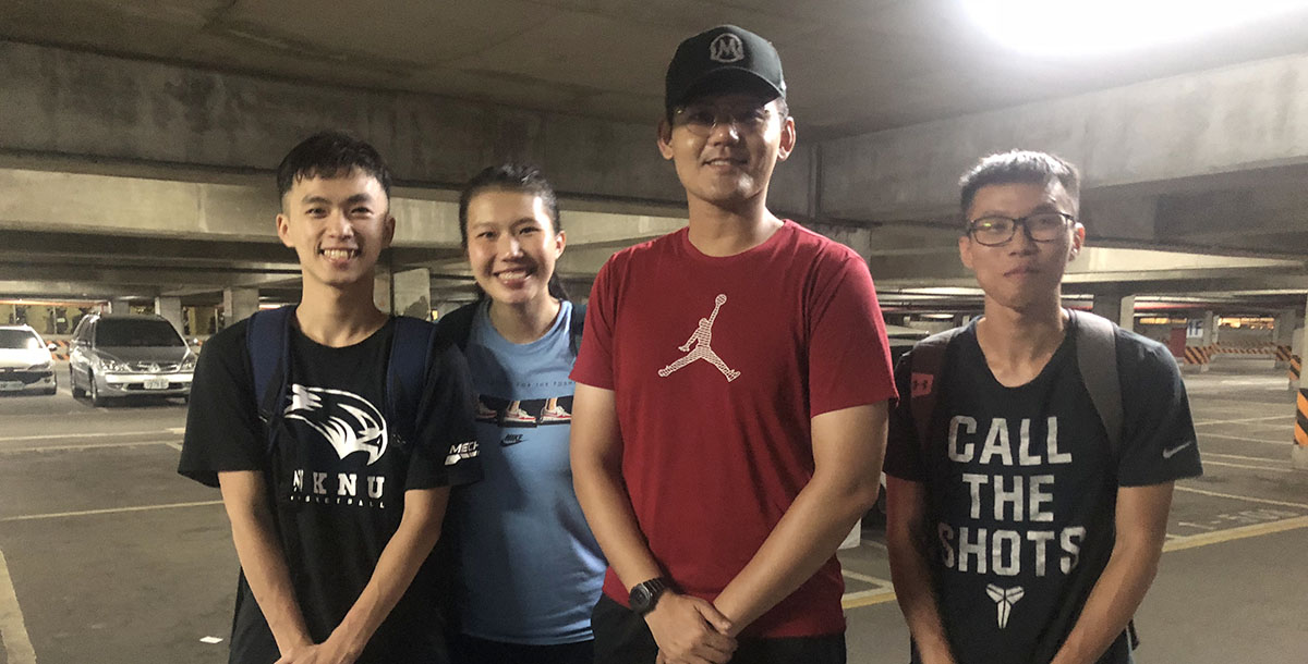 高師女教練施孟潔（左二）另一半屏中教頭鍾積慶（右二）探班，愛將謝安朋（右）、曾子倫（左）相見歡。