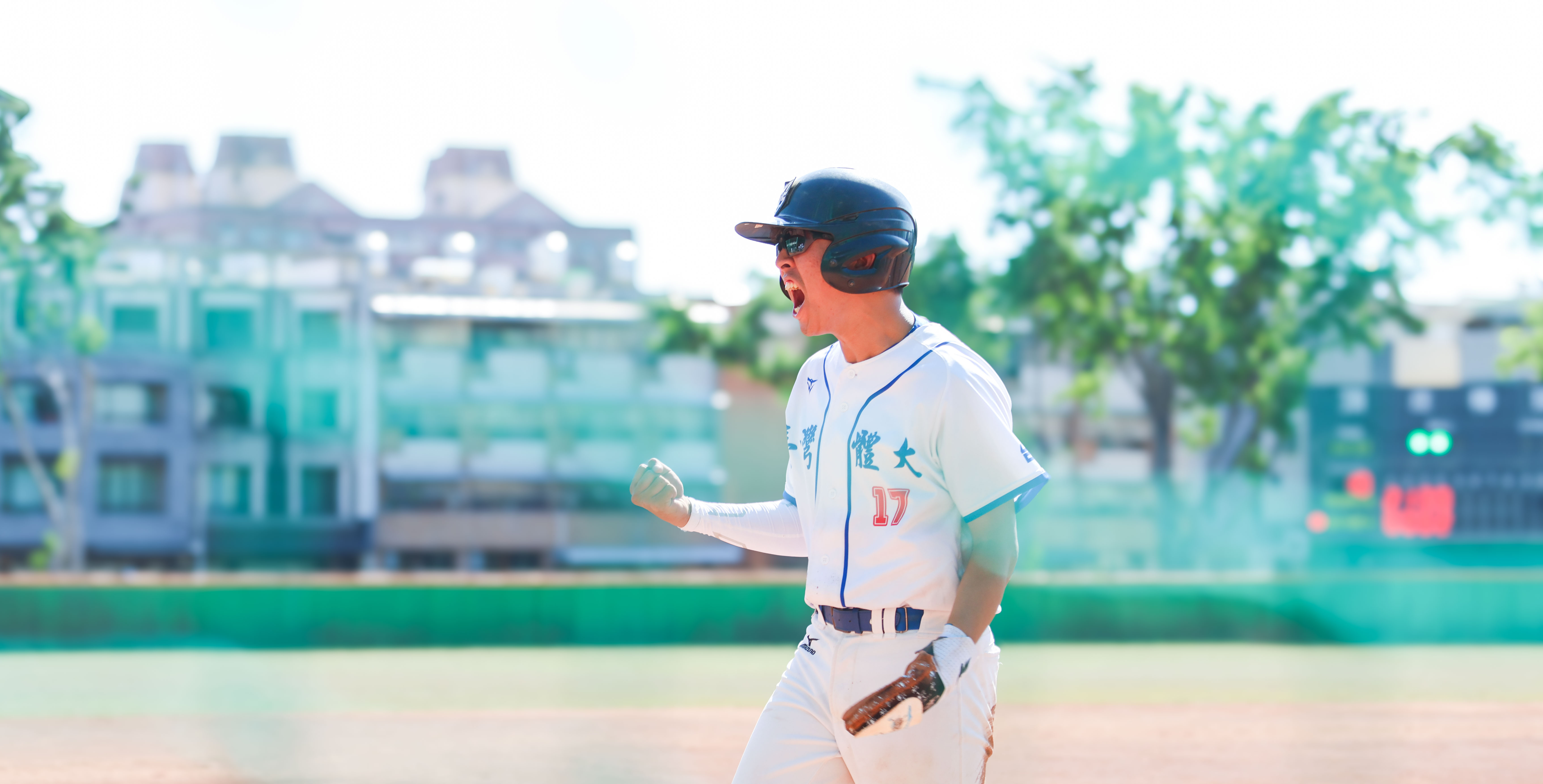 臺灣體大隊長吳承翰投回本壘得分後振臂高呼。攝/許靜玟