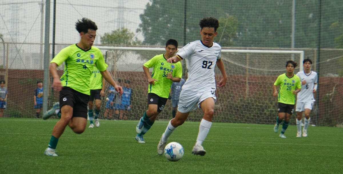 北科大陳暐軒(白92)在進攻端展現拚勁。攝/廖心瑀