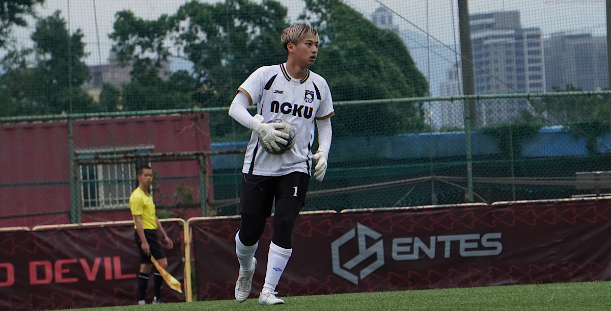 成大守門員張育嘉面對勁敵輔大攻勢，仍積極守護自家球門。攝/王朝麟