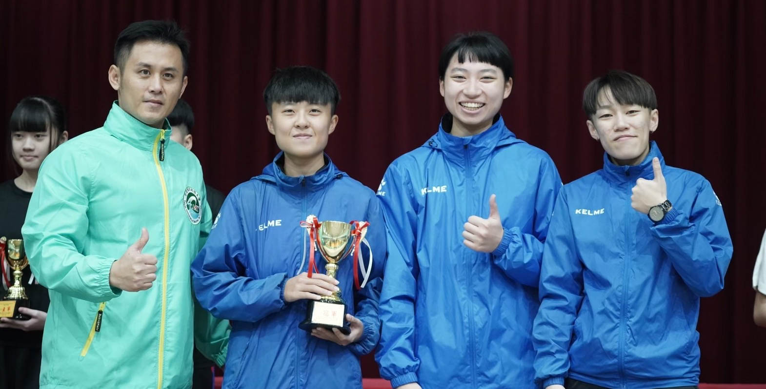 曹詠淇(右二)和學姊們拿下109學年度中華民國大專校院藤球錦標賽冠軍。圖/曹詠淇提供