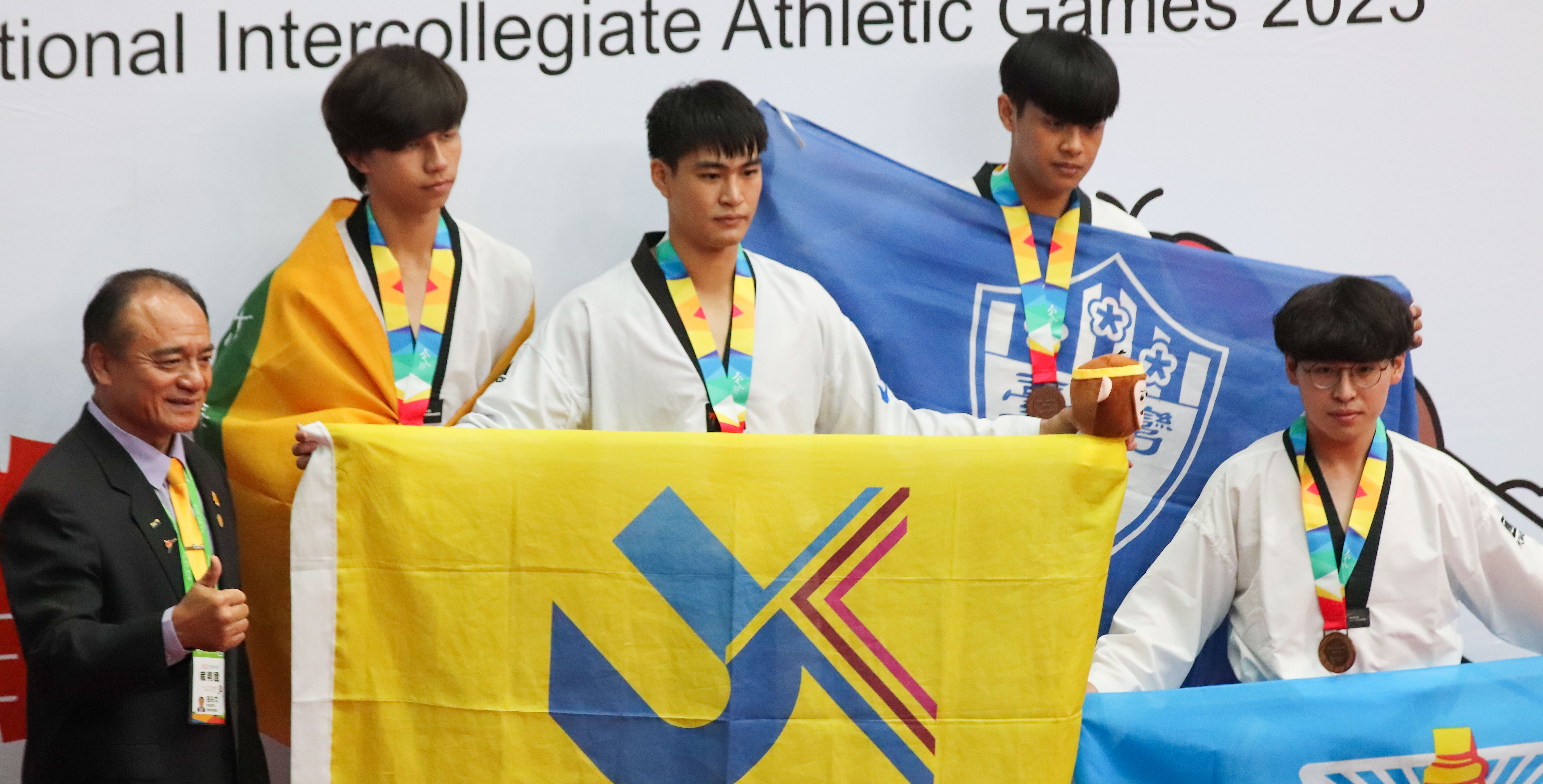 北市張祐寧(中)奪得87公斤級金牌，東華許名坤(左二)拿下銀牌。攝/許甄玲