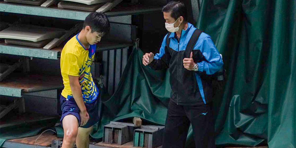 盧煒璿（左）聽爸爸、同時也是臺南市羽球代表隊總教練盧俊邦兼講解比賽策略。圖/盧煒璿提供