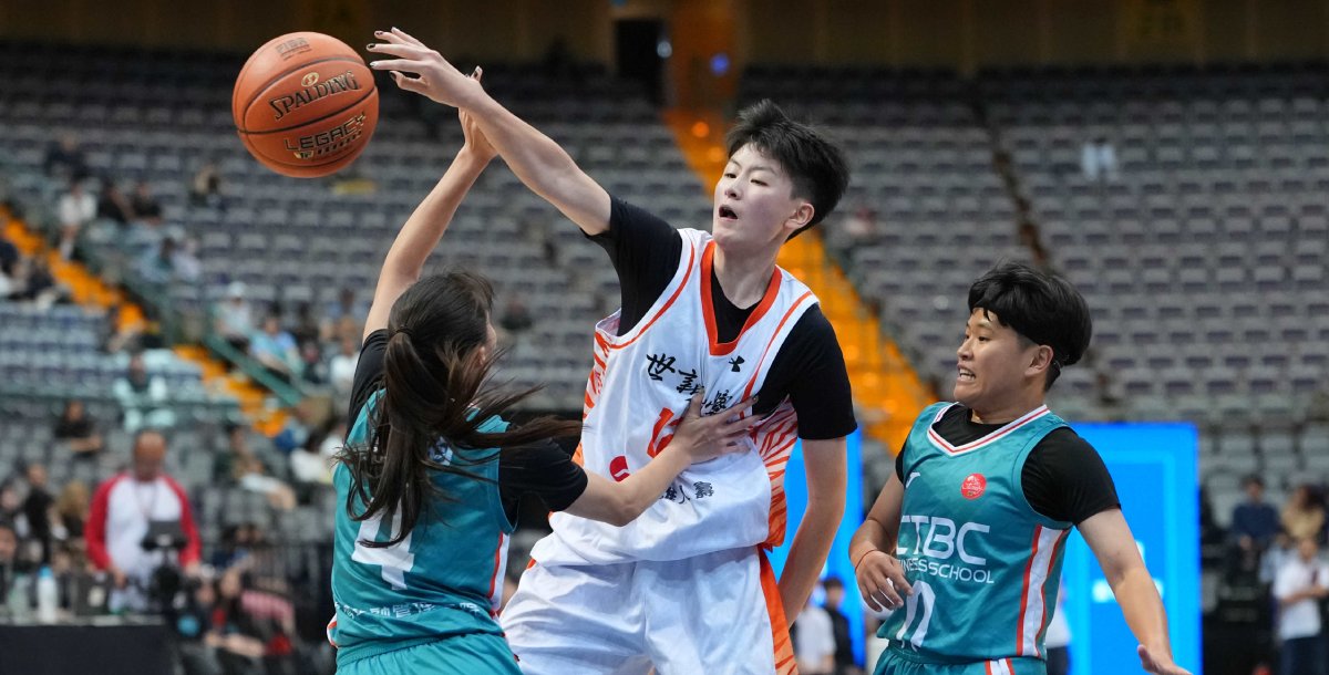 世新游沁樺繳14分11籃板外帶7助攻8抄截5阻攻全方位表現。攝/大專體總