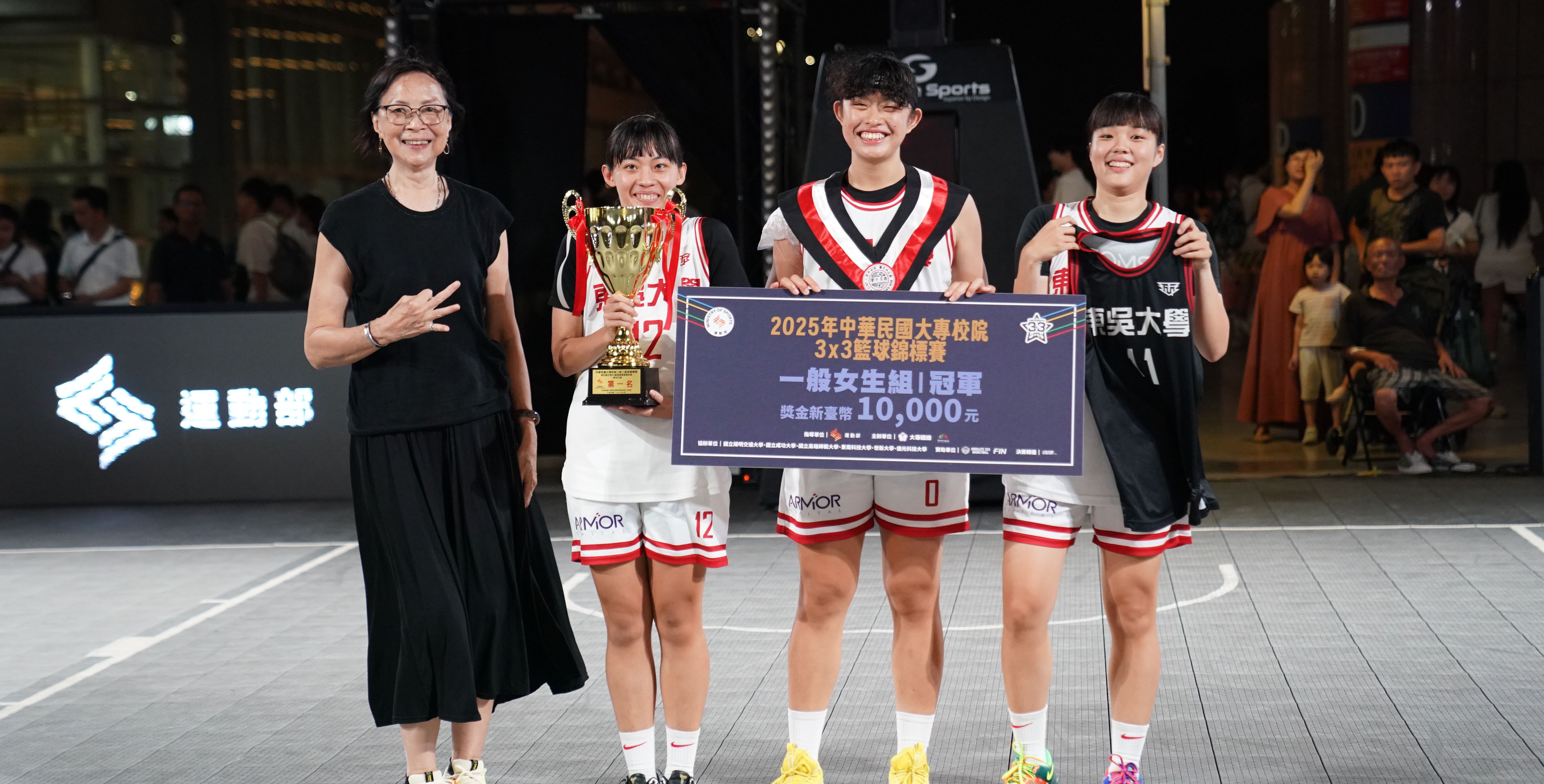 一般女生組東吳大學拿下本屆冠軍，完成二連霸。攝/大專體總