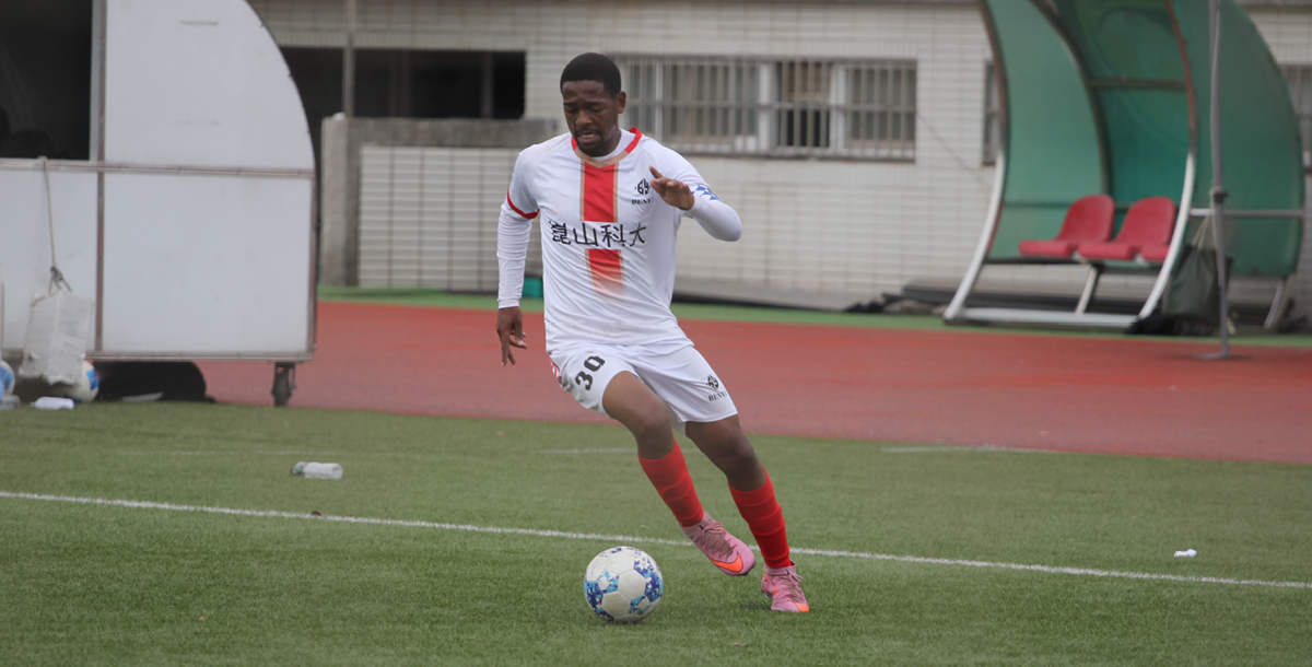 崑山隊長馬尼駱，帶領著人手不足的隊伍。攝/陳葦澤