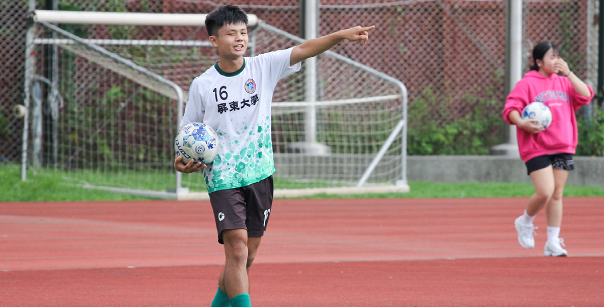 屏大主力攻擊手汪柏炘準備發角球。攝/陳葦澤