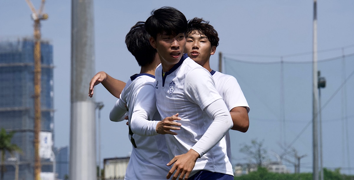 臺體球員進球後互相擁抱慶祝。攝/孫千筑