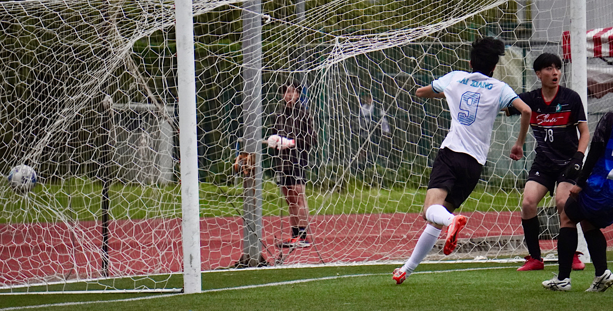 輔大張凱翔(白)為隊伍添進第二分。攝/孫千筑