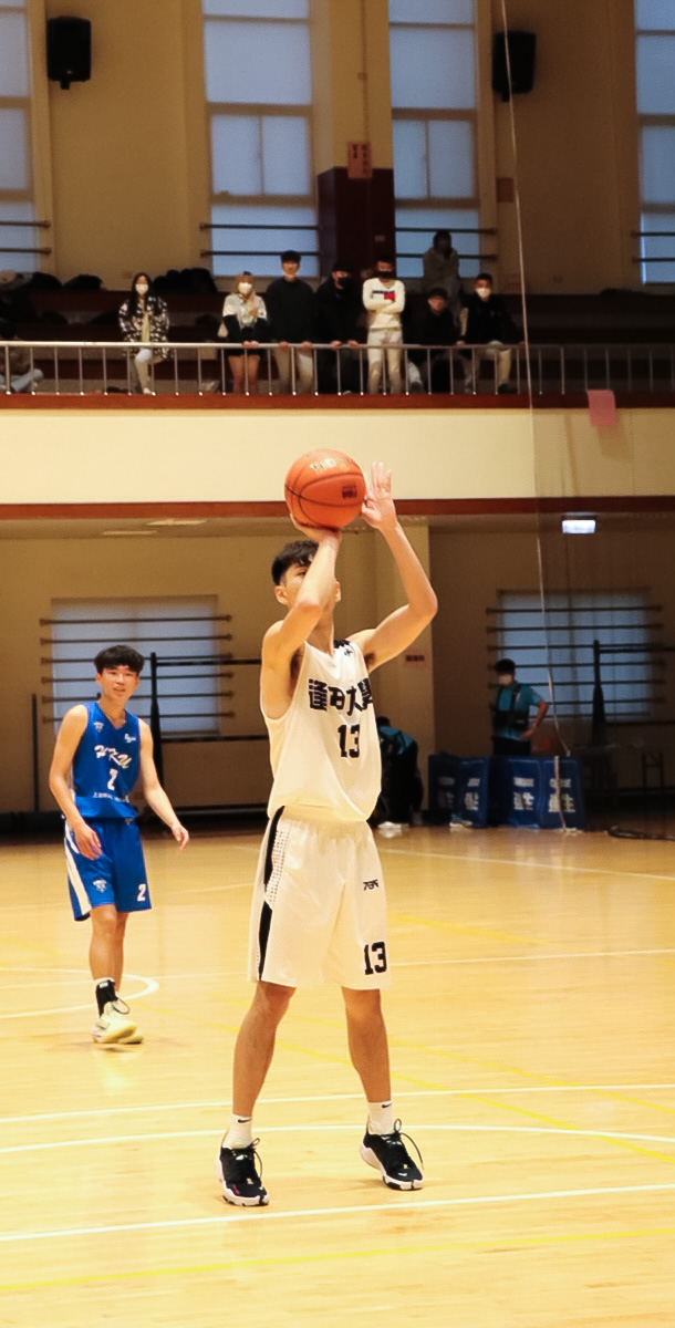 逢甲大學13號陳宣瑜關鍵罰球俱中，為逢甲鞏固勝利。攝/呂佳璇