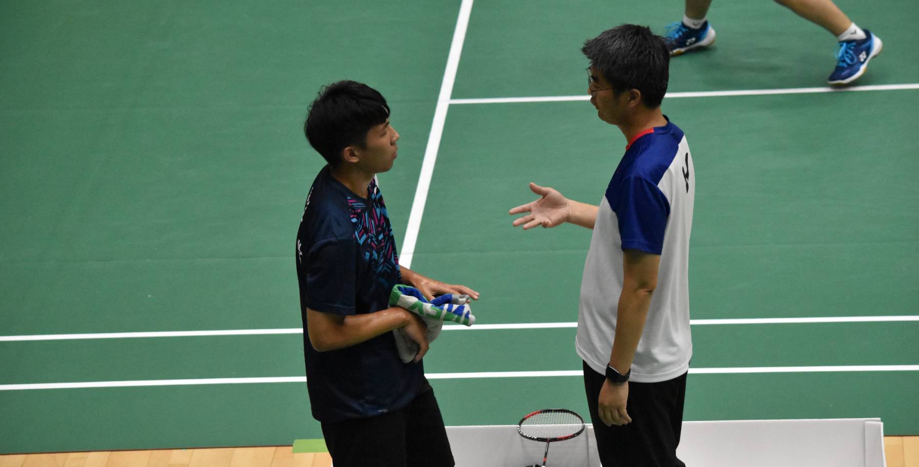 中山蕭博亘（左）和教練討論戰略。攝/呂弘傑