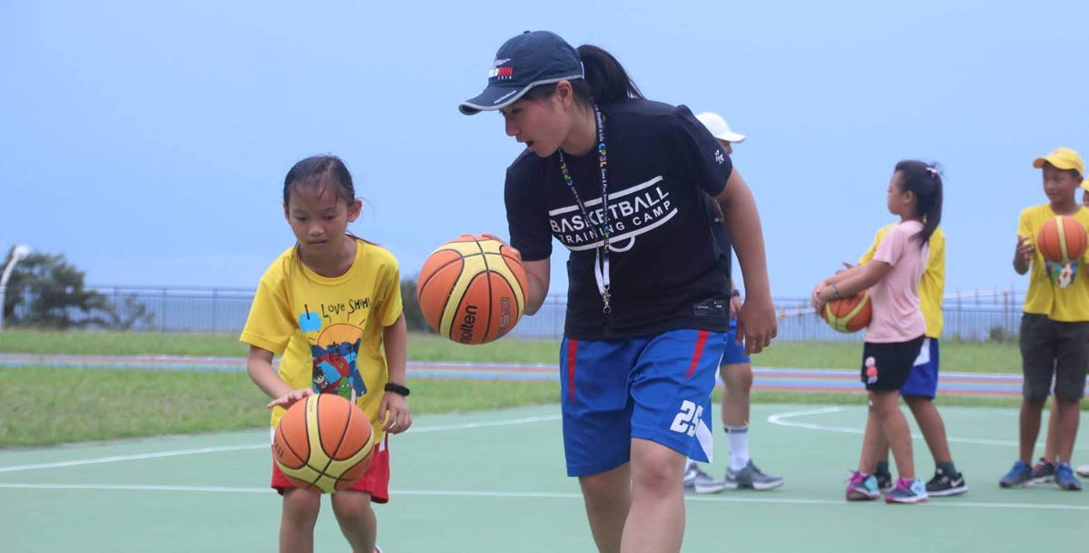 鄭宇容執行夢踐籃球營隊，讓偏鄉小孩體驗籃球樂趣。圖/鄭宇容提供