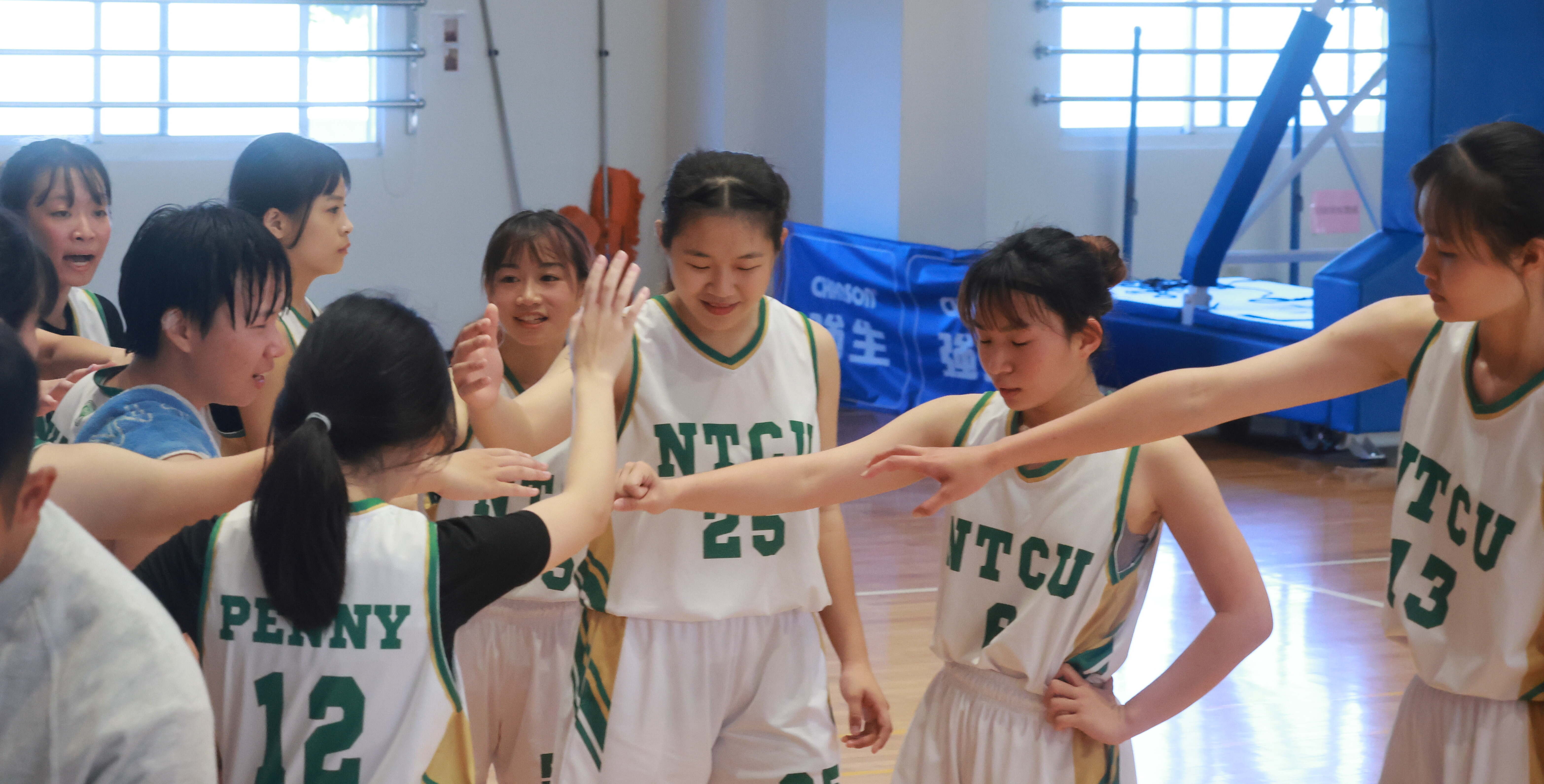 中教末節拉出15:0攻勢,團隊士氣高昂。攝/邱治霖