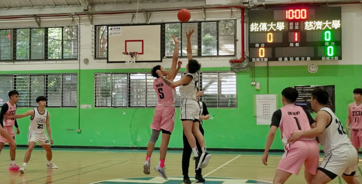 跳球開局,場上戰火一觸即發。攝/巫騏安