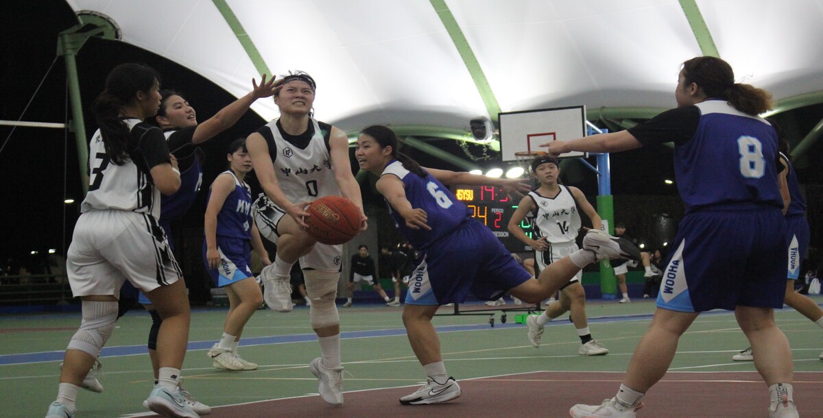 中山大學陳師佳(0號)強勢切入禁區，在防守包夾下拚出上籃機會。攝/潘立晏