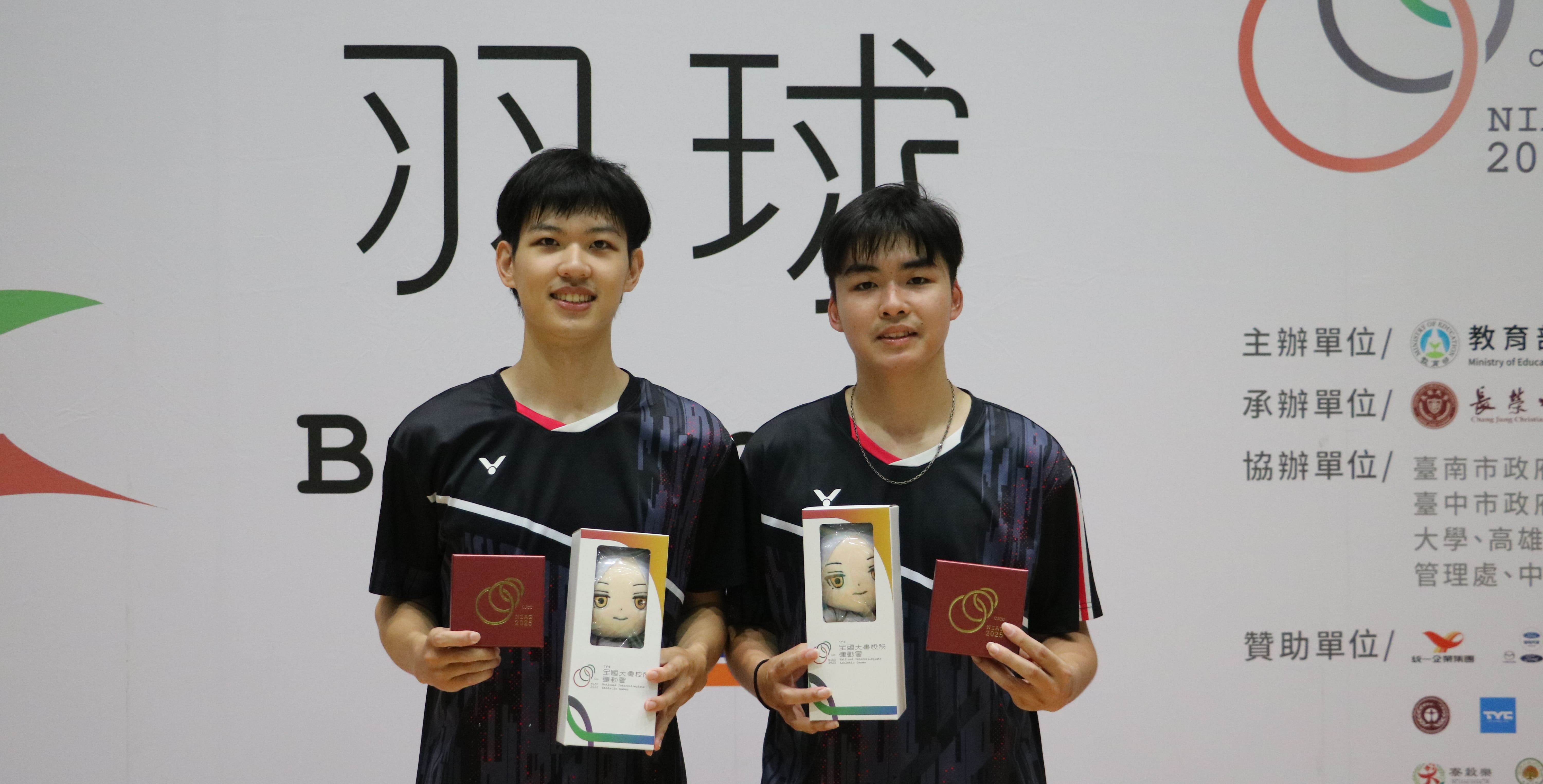 北市大洪嘉均（左）及唐耀祖拿下一般男雙打金牌，於頒獎台合影。攝/許靜玟