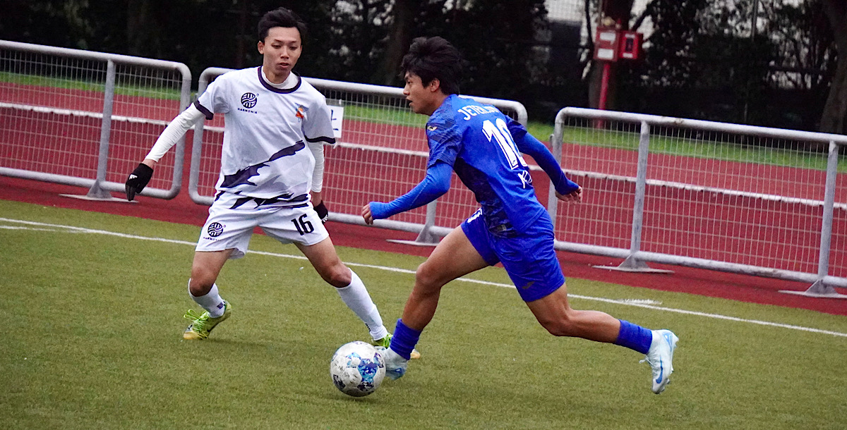 銘傳傅鼎紘在邊路積極帶球推進，試圖突破對手防線。攝/孫千筑