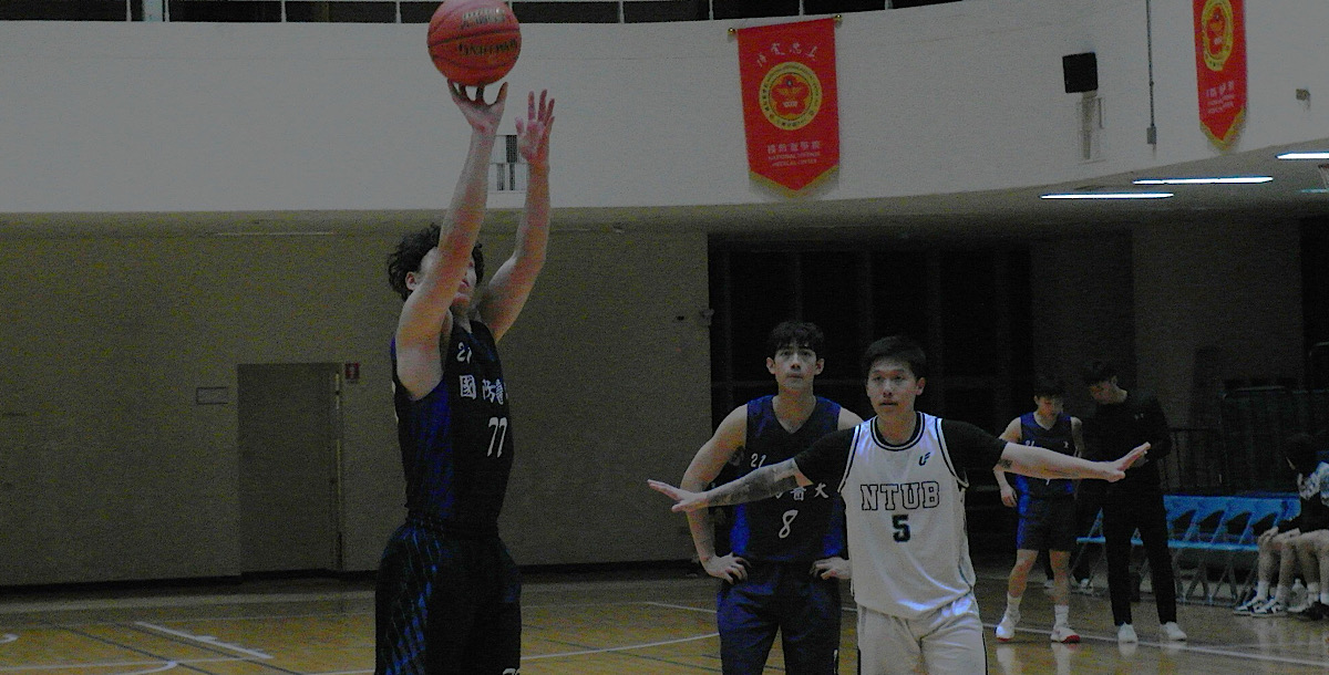 國防醫陳昱衡(77號)多次在進攻端為球隊貢獻分數。攝/鄭筠穎