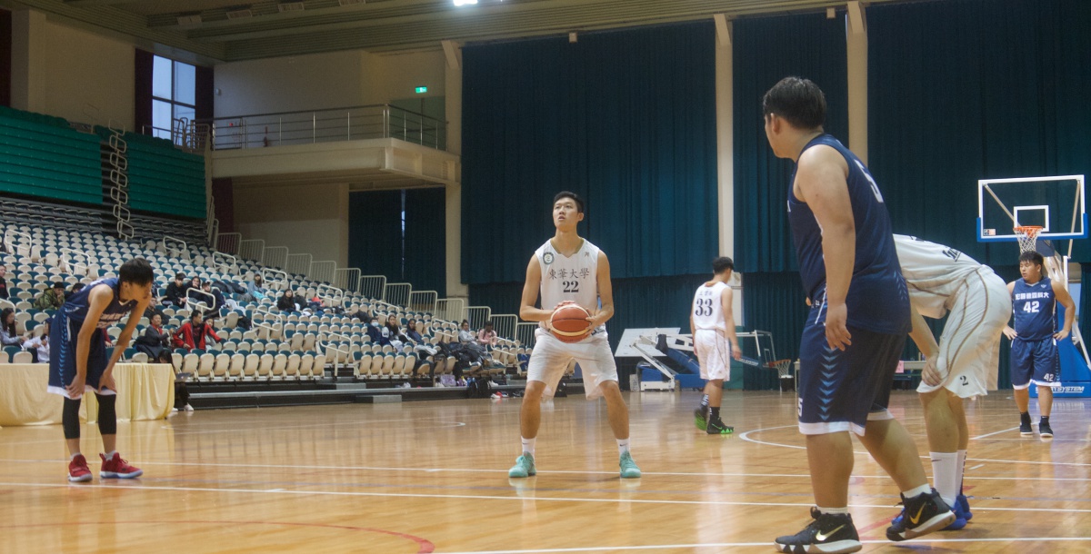 東華大二中鋒林育璿大專聯賽初登板，繳出14分10籃板。攝/劉又名