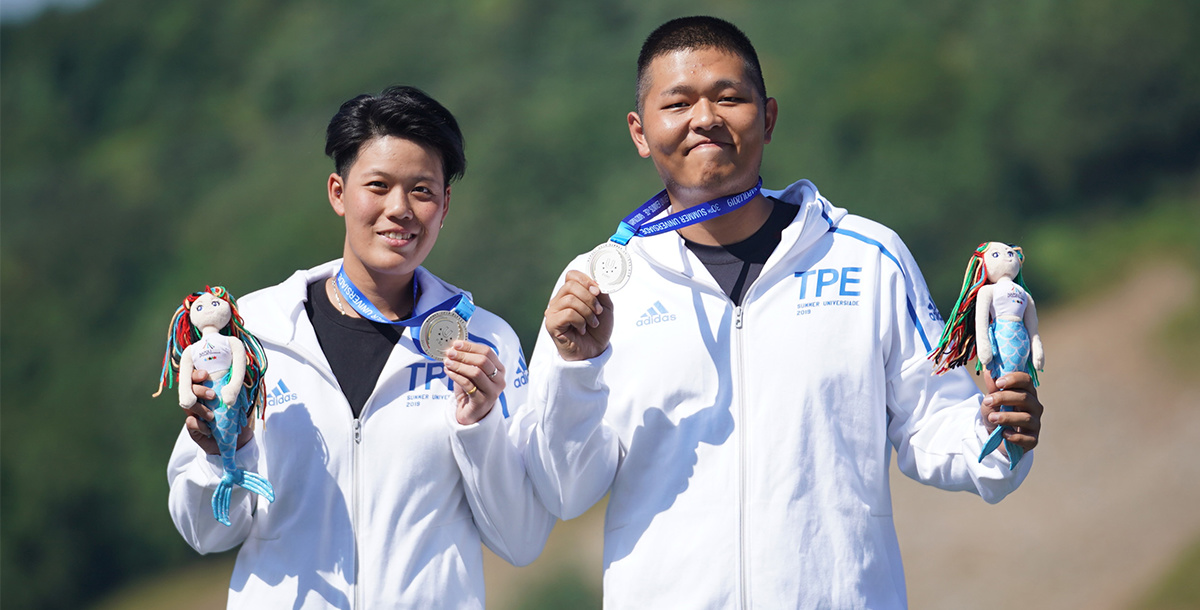 不定向飛靶選手劉宛渝(左)、楊昆弼(右)兩人個人賽摘金，混雙鍍銀。攝/大專體總