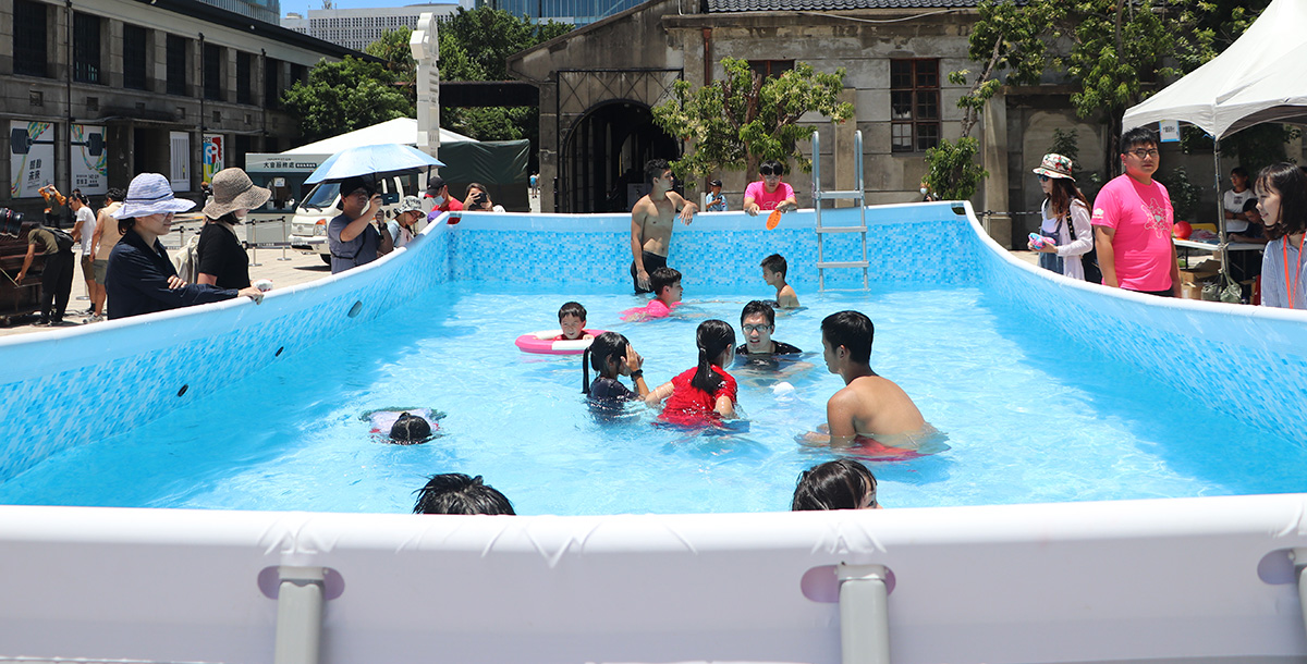 活動架設戶外泳池供孩子們戲水。攝/李政穎