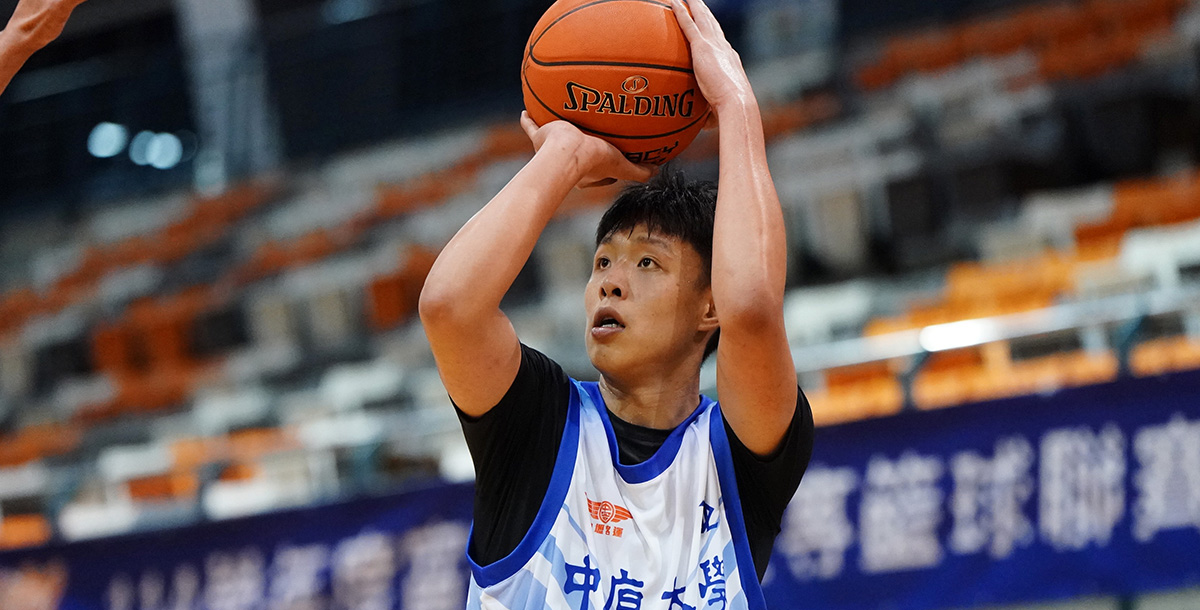 中原宋晨緯16分15籃板「雙十」。攝/大專體總