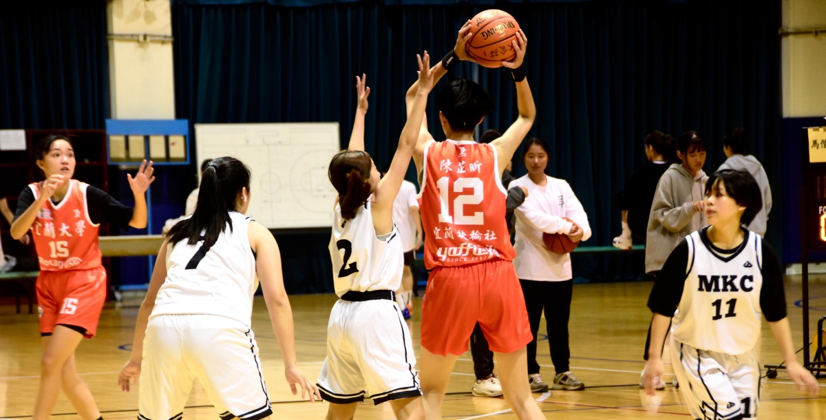 宜大林芷盺(紅)以高大的身材，奪得球權，幫助隊伍獲得進攻機會。攝/藍毓靜