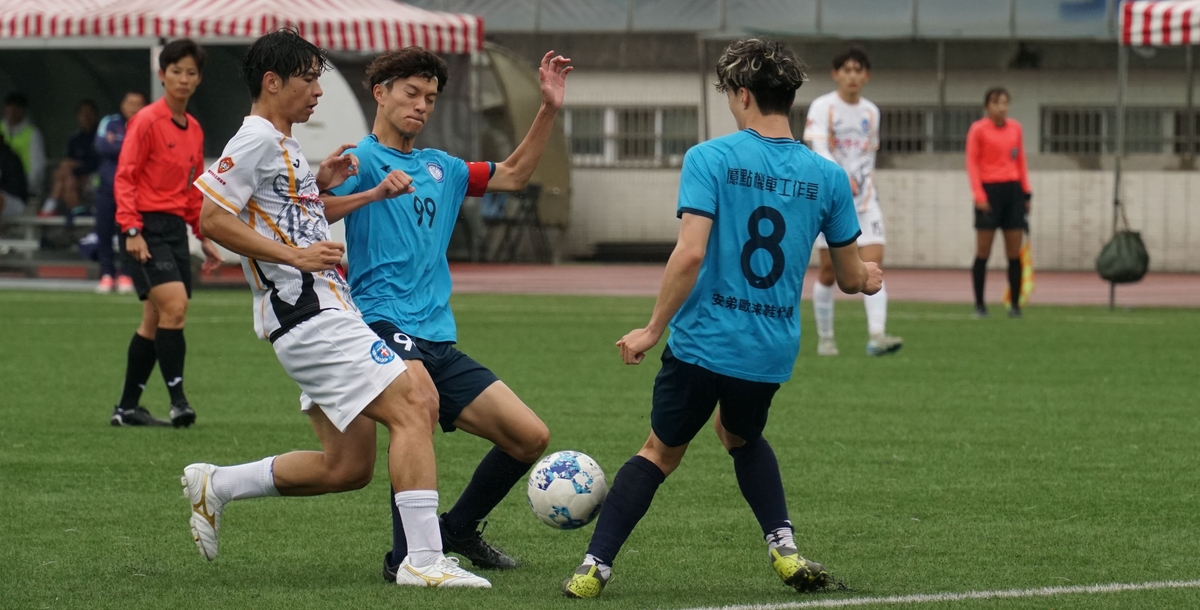 輔英科大隊長黃泰原(中)奮力卡位