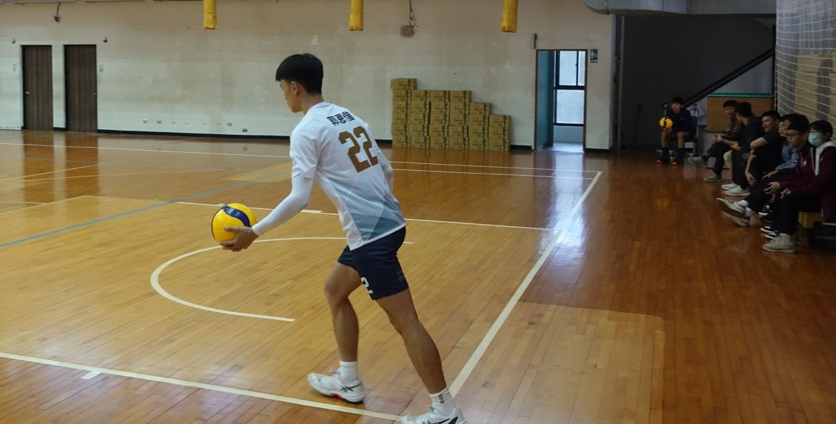 臺大隊長周恩偕準備發球。攝/賴宥棣