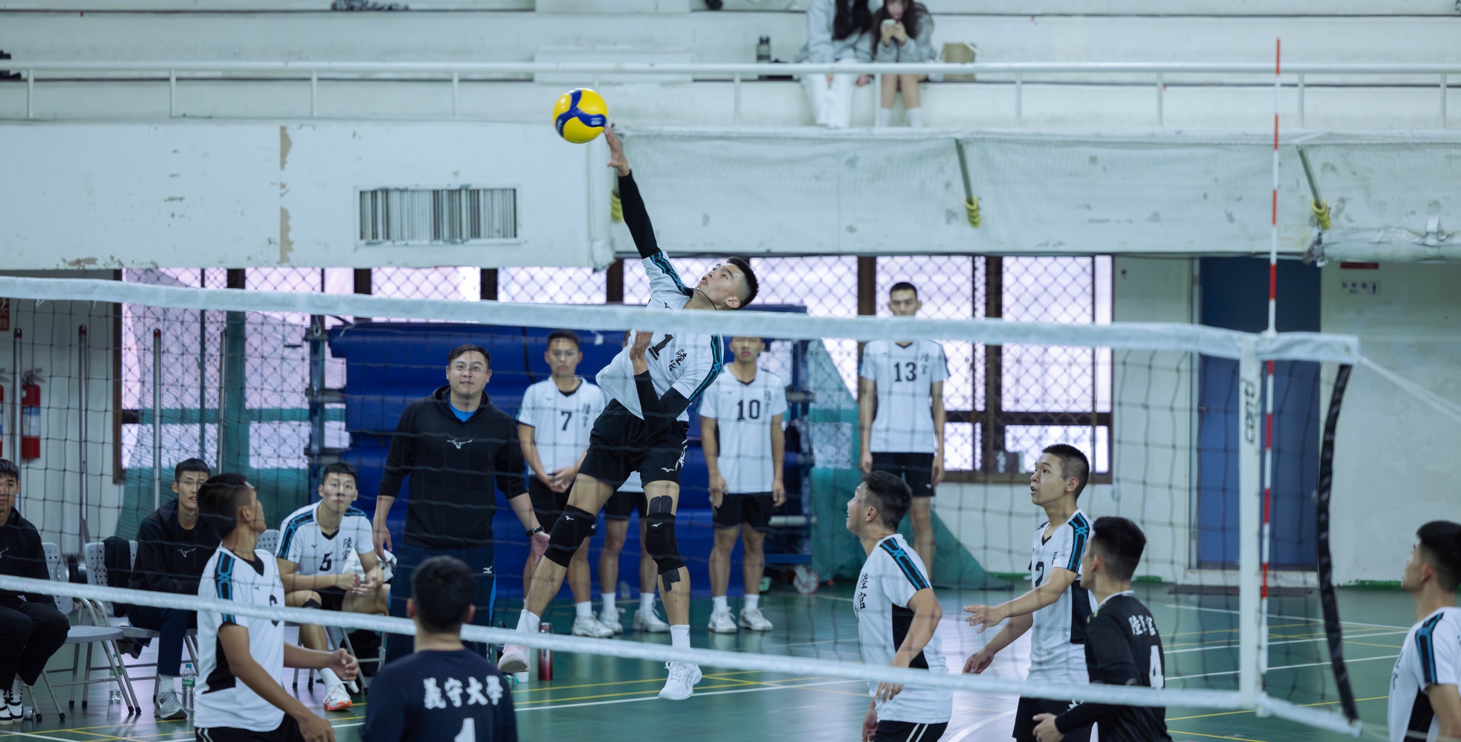 陸官鄭楷耀在首局在延長賽中連續進攻得手。