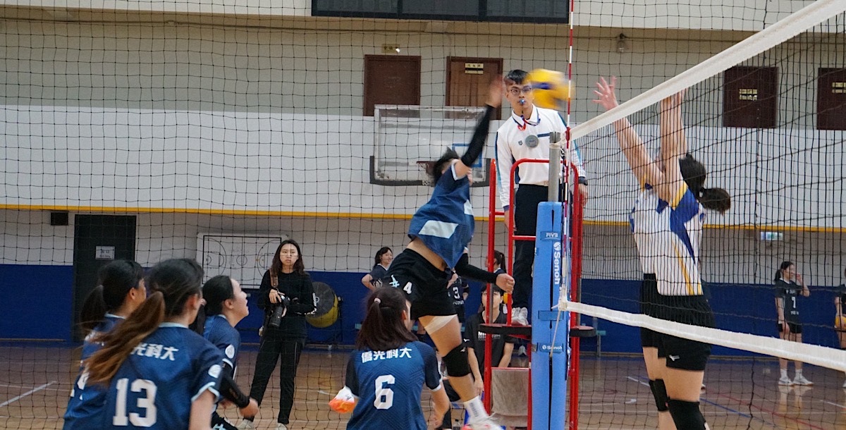 僑光幸寒軒火力全開，陽明交大積極防守。攝/石珮琪