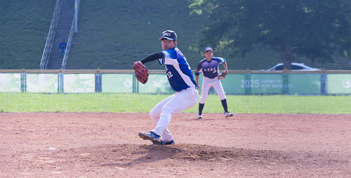 海大先發投手敖行碩飆出六次三振,成功壓制臺大打線。攝/周依柔