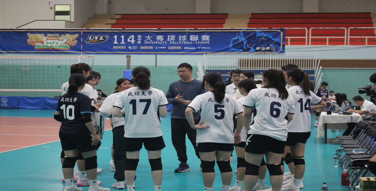 成功大學暫停時圍圈討論,教練場邊叮囑細節。攝/潘立晏