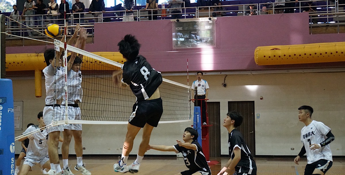 龍華王翔躍起扣殺，試圖突破防線。攝/石珮琪