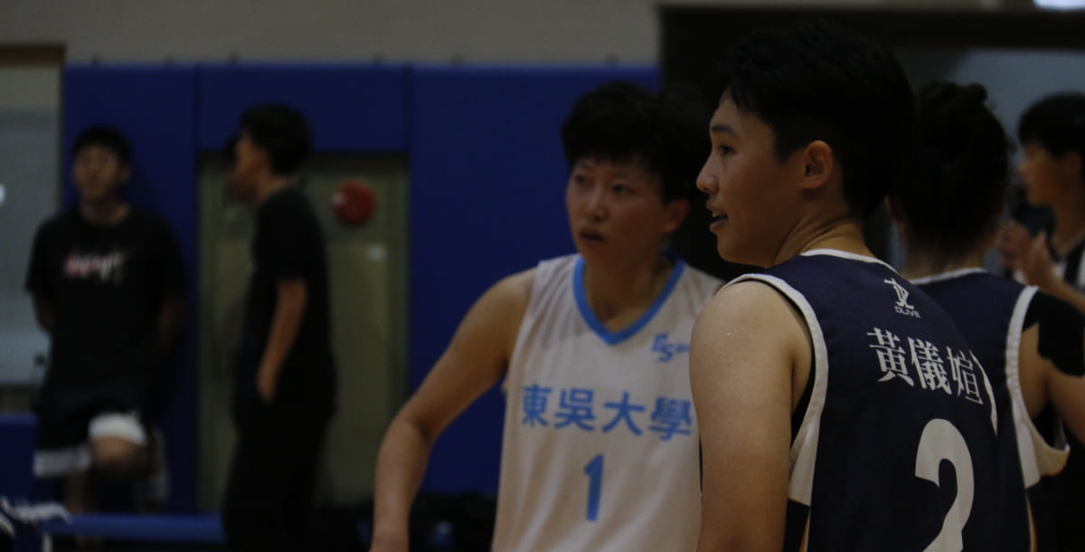 淡江大學黃儀媗（右）大學才開始接觸籃球以前專攻鉛球。攝/劉亭寬