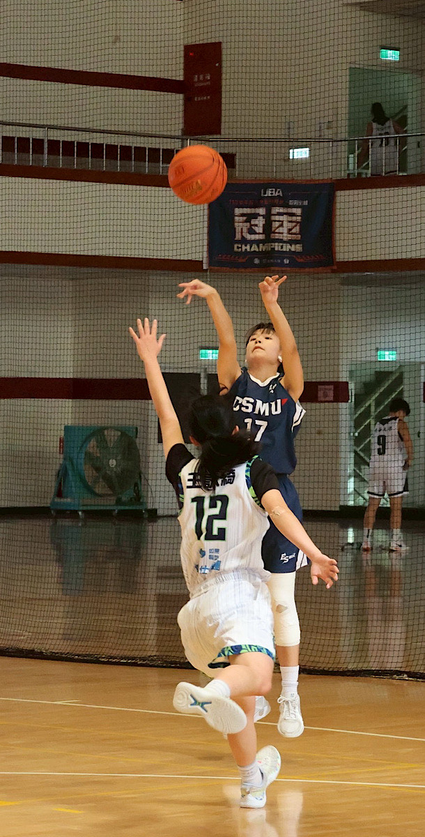 兩隊攻守得宜、戰況膠著。攝/林庭如