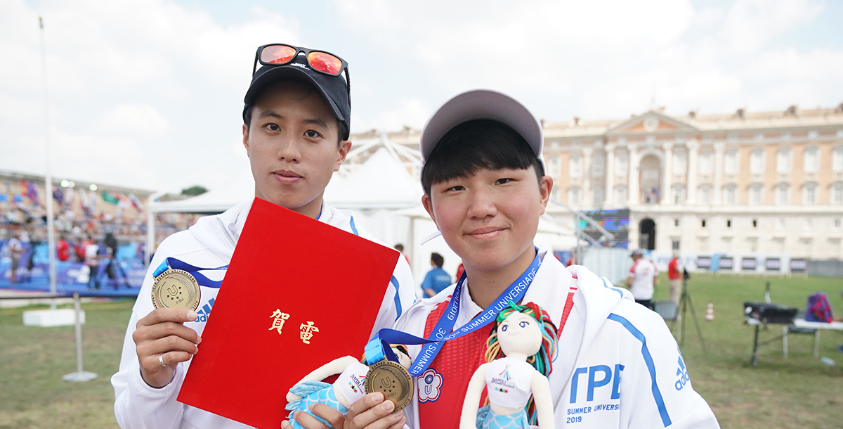 林明靜(左)與陳怡瑄(右)在複合弓女團奪下銅牌。攝/大專體總