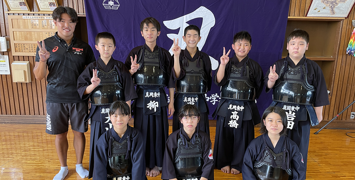 廣瀨裕二（左1）利用暑假回真岡東中學帶領劍道隊。圖/廣瀨裕二提供