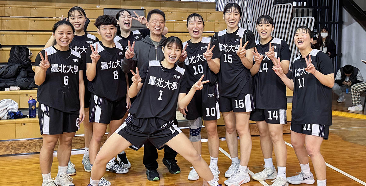 臺北大學總教練張維仁正式退休，賽後全隊合影留念。攝/大專體總 (另開新視窗)
