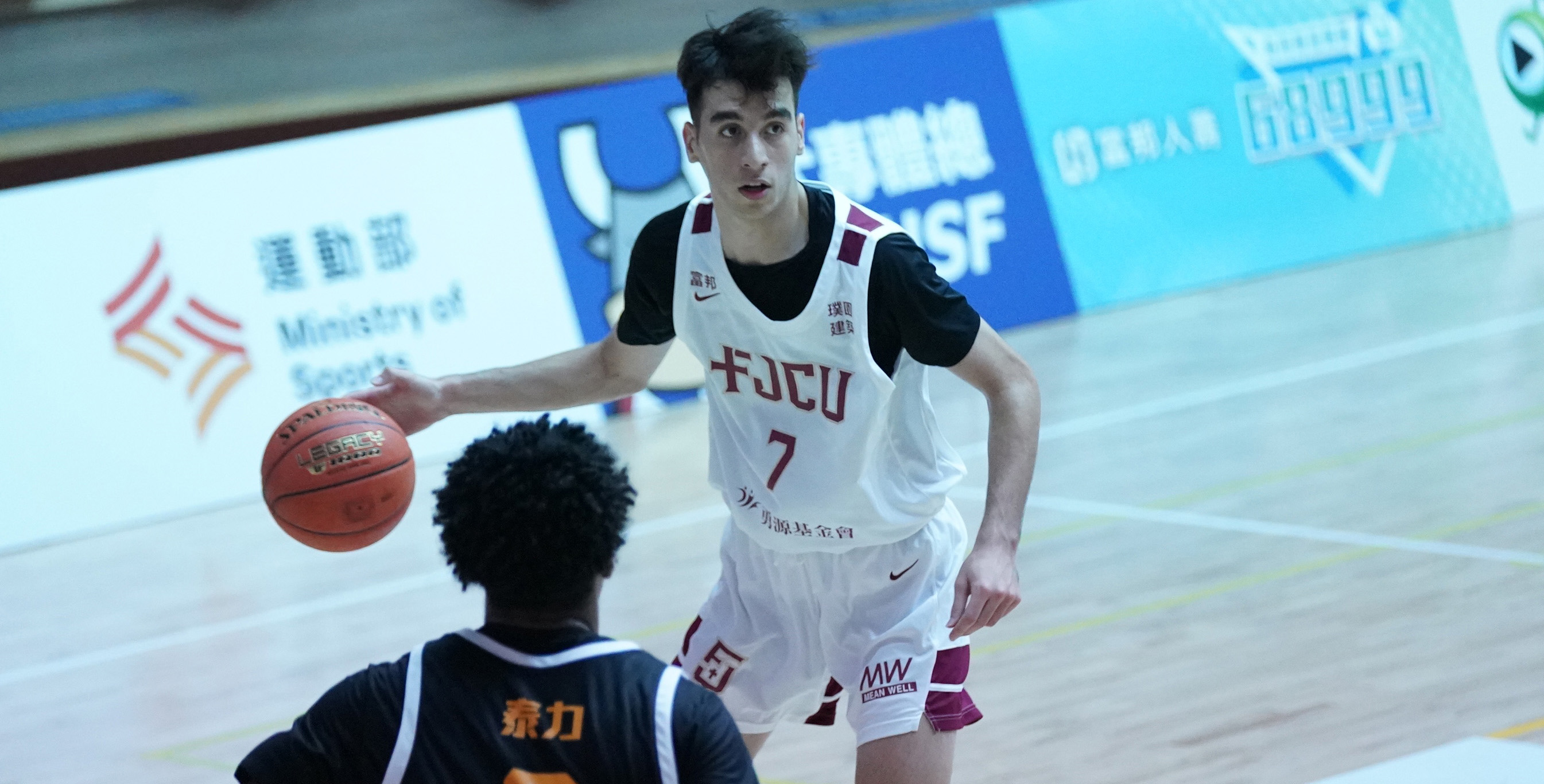 輔仁大學莫森攻下全場、全隊最高27分，包含三顆外線，並抓下15籃板。攝/大專體總