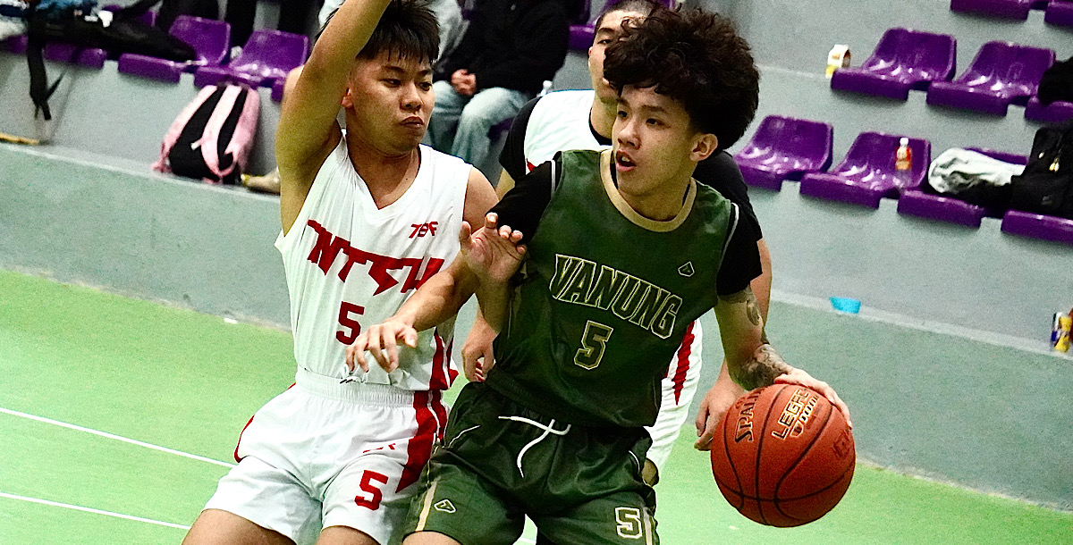 萬能胡育嘉(綠)持球觀察場上情勢，多次成功串起球隊的進攻火網。攝/孫千筑