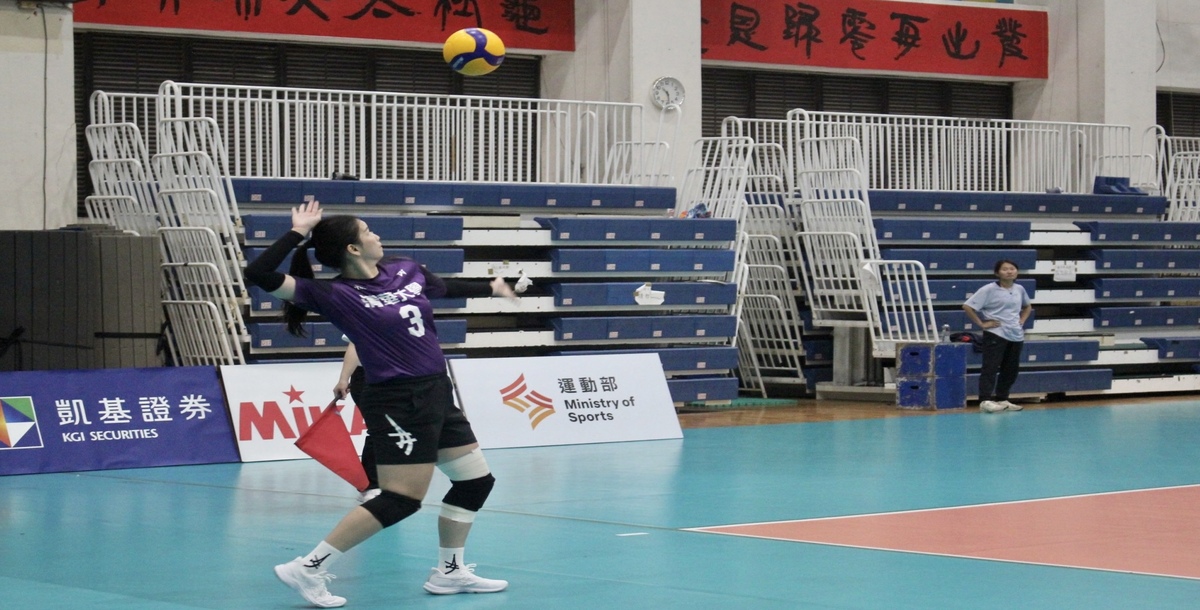 清華大學呂玟君於比賽中發球。攝/潘立晏