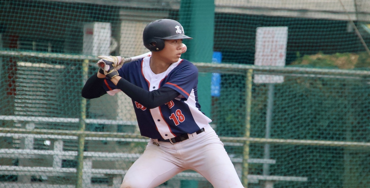 高醫林侑達一局上一棒過牆，為球隊奠定勝基。 攝/林子堯