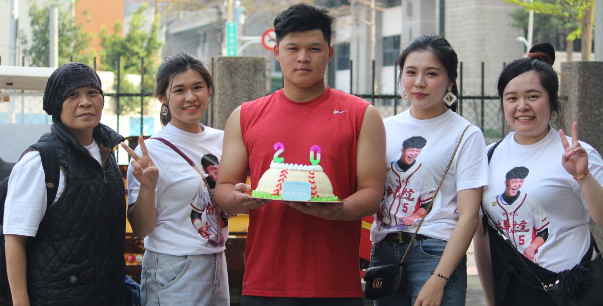 南華阮明契與家人慶祝20歲生日。攝/黃宥綺