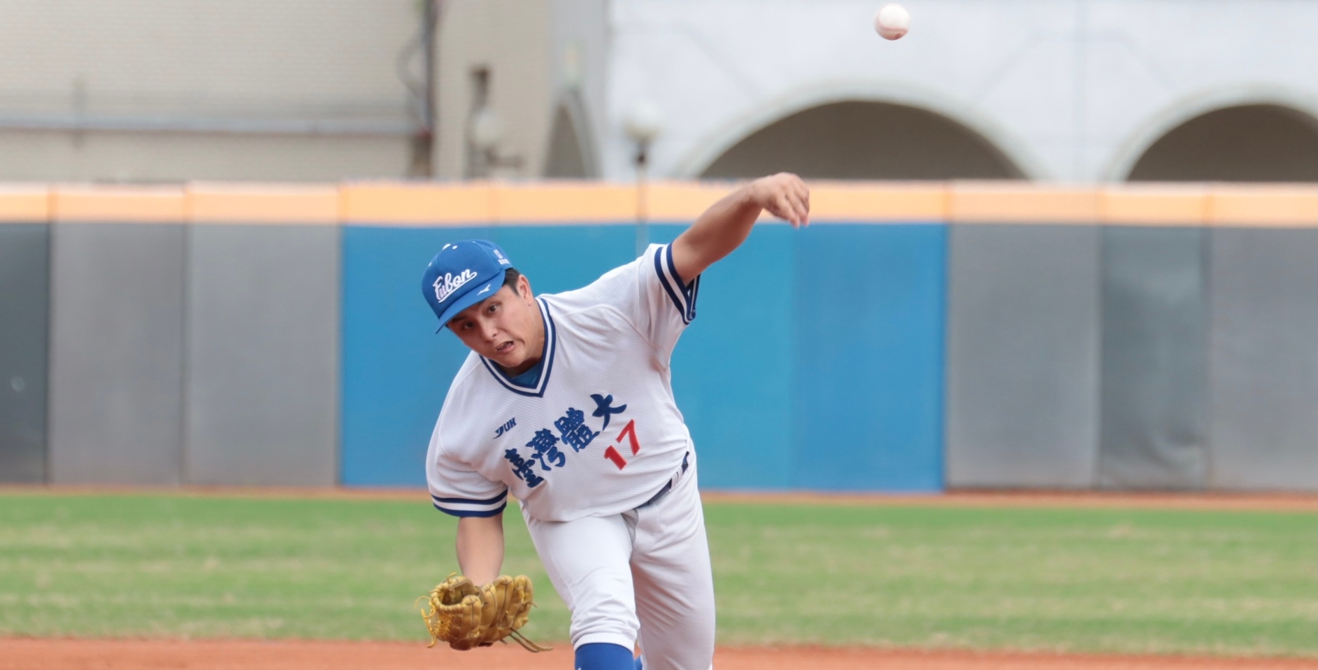 臺灣體大先發投手鄭澔,主投7局送出10次三振,拿下勝投。攝/大專體總