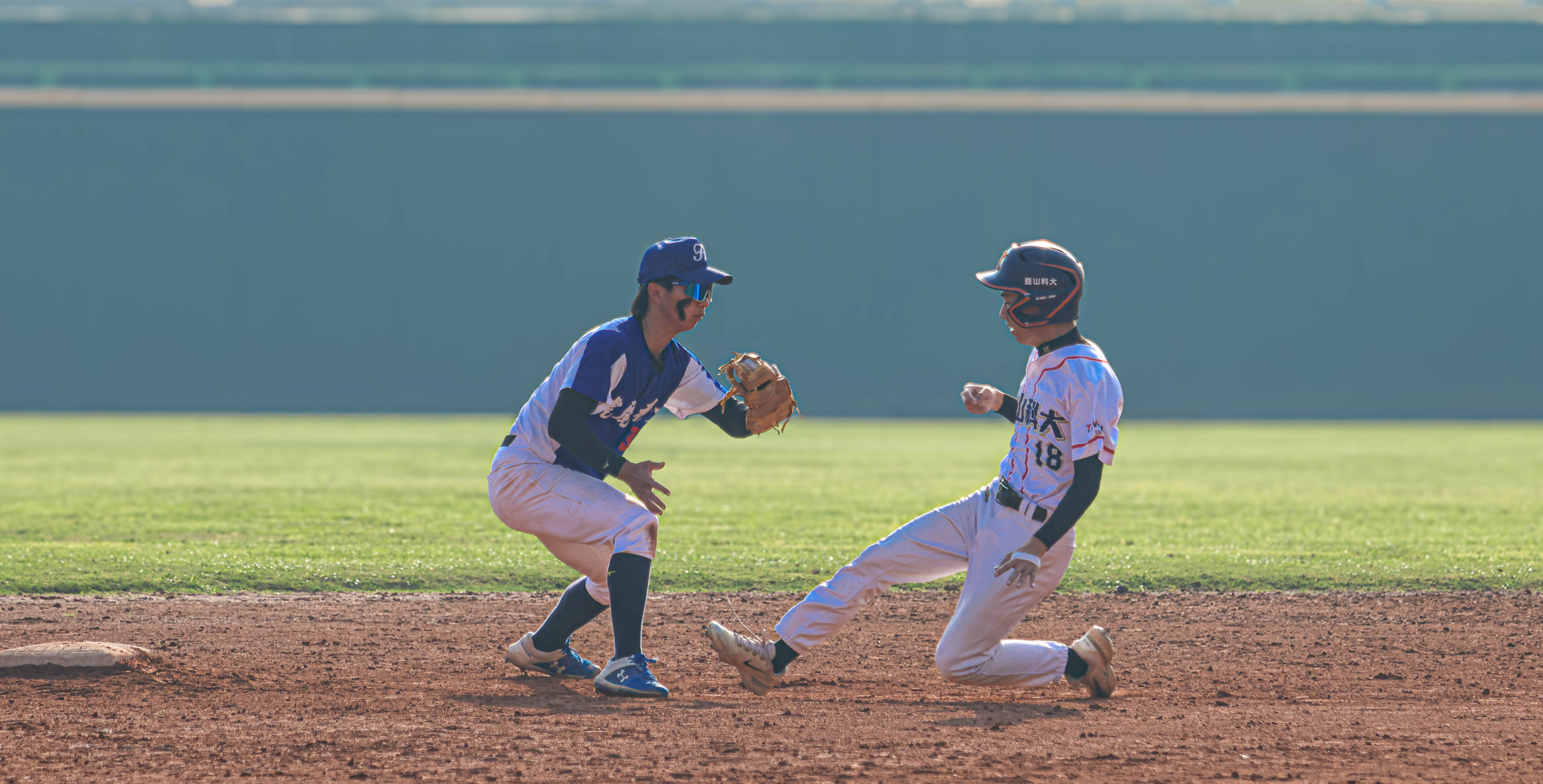 崑山科大積極發動盜壘戰術，透過速度與壓迫製造攻勢。攝／許靜玟
